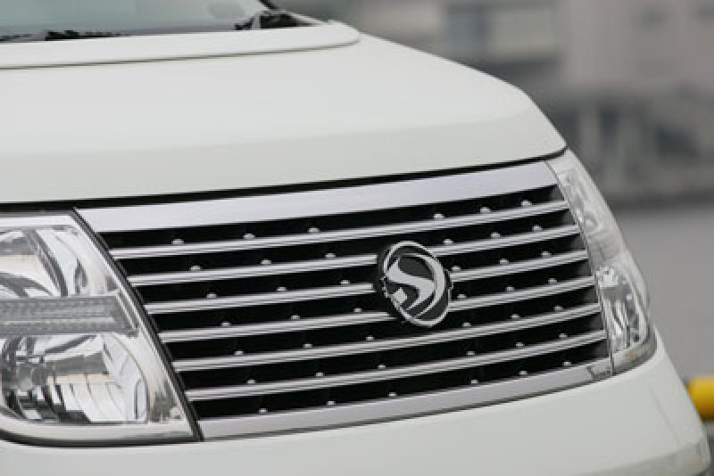 画像1: ・ｉｓｍ　Ｅ５１エルグランド純正フロントグリル専用エンブレム（交換タイプ ） (1)